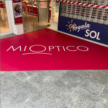 Rotulación de escaparate para óptica en Mallorca con vinilo de suelo y gráfica comercial